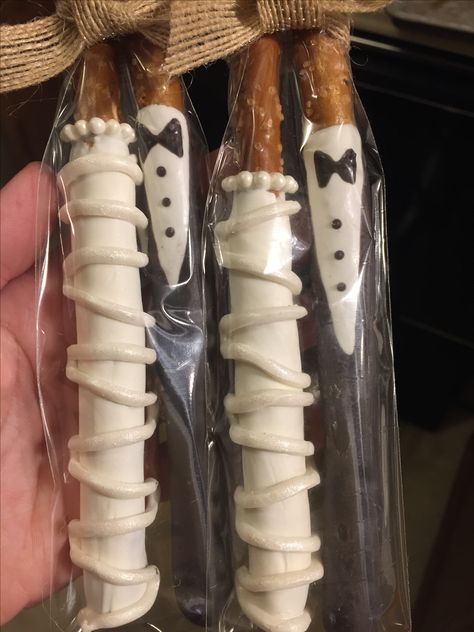 Bride and groom pretzels! Wedding Pretzels, 15 Year Wedding Anniversary, Foodie Wedding, Chocolate Covered Pretzel, Wedding Snacks, Chocolate Covered Pretzel Rods, Wedding Cake Pops, Chocolate Crafts, Honey Wedding