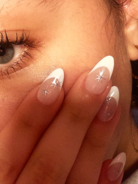 White French Tip Acrylic Nails Almond With Design, Cute Nail Ideas For New Years, Simple New Years Nails Almond, Almond Nails With Star Design, Almond Nails Designs Winter Natural, Acrylics With Star Design, Simple Xmas Nails Almond, White Nails With Silver Designs Almond, White Xmas Nails Almond