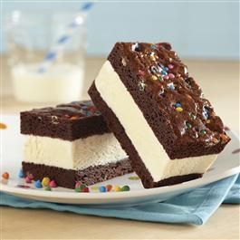 Funfetti® Brownie Ice Cream Sandwiches Cream Deserts, Fudge Topping, Recipes Deserts, Ice Cream Sandwiches Recipe, Resep Brownies, Butter Brownies, Brownie Ice Cream, Chocolate Fudge Brownies, Homemade Dessert