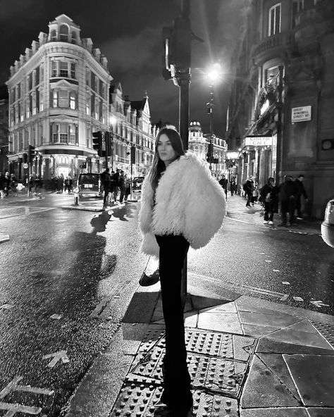 @camillecharriere • Instagram-foto's en -video's Camille Charriere Style, Camille Charriere, Instagram London, In The Rain, The Rain, Night Out, London, Fashion Outfits, Photo And Video