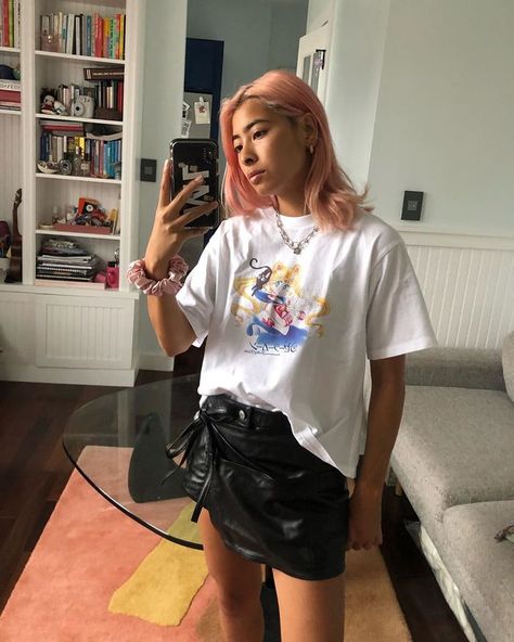 The 20 Best Oversize Tees and the Fashion-Girl Outfit Inspo to Go With Them Michelle Li, Oversized Hoodie Outfit, Oversized Tee Outfit, Cute Outfits Summer, Fashion Outfits Summer, Oversized Shirt Outfit, Oversize Outfit, Oversized Sweater Outfit, Outfit Oversize