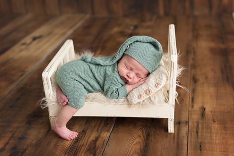 Does it get much cuter than a baby in a teeny tiny wittle bed? 😴 Easter Baby Photos, Newborn Photo Pose, Newborn Baby Bedding, Diy Newborn Photography, Newborn Bed, Newborn Photos Boy, Foto Newborn, Newborn Photography Boy, Baby Photoshoot Boy