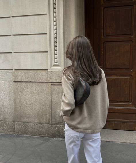 photo by @fakerstrom / minimal / neutral / outfit / white jeans / beige knit / Celine bag Minimalism Outfit Aesthetic, White Jeans Outfit Autumn, Basic Neutral Outfit, White Jeans Outfit Aesthetic, Beige Bag Outfit, Beige Outfit Aesthetic, Beige Jacket Outfit, Beige Jeans Outfit, White Jeans Winter