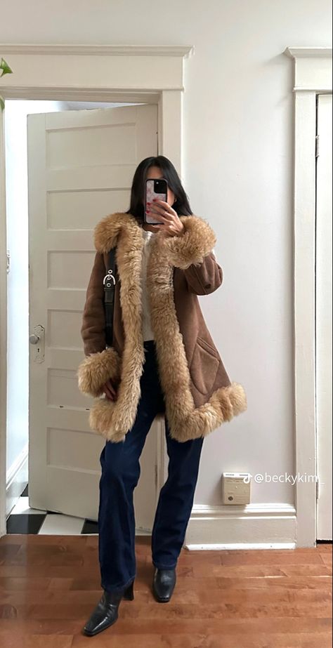 Brown Sheepskin Coat Outfit, Sheepskin Jacket Outfit, Brown Fur Coat Outfit, Brown Jacket Outfit, Fur Jacket Outfit, Leather Coat With Fur, Brown Fur Coat, Fur Coat Outfit, Fur Lined Coat