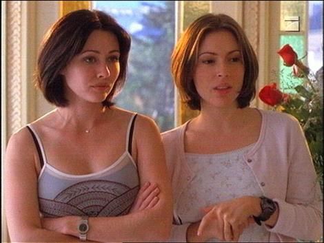 Prue & Phoebe Phoebe Halliwell Hair, Phoebe Charmed Hairstyles, Phoebe Halliwell Hairstyles, Phoebe Charmed Short Hair, Prue Halliwell Hair, Charmed Phoebe And Cole, Cole And Phoebe Charmed, Charmed Style, Charmed Outfits