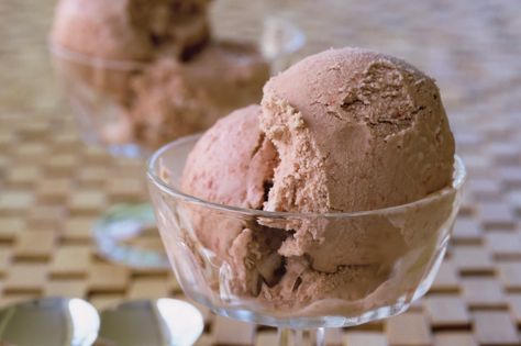 Frozen Yoghurt Recipe, Blackberry Ice Cream, Thickened Cream, Eye Scream, Yoghurt Recipe, Strawberry Ice Cream Recipe, Strawberry Balsamic, Ice Cream Mixture, Easy Ice Cream