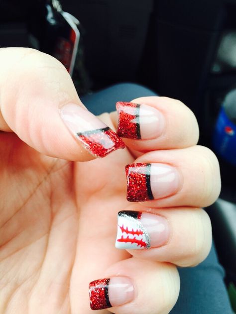 Red and black softball nails Black And Red Baseball Nails, Baseball Gel Nails Ideas, Hairdesign Ideas, Football Nail Art, Red Black Nails, Press On Nails Size, Baseball Nails, Fingernail Ideas, Sports Nails