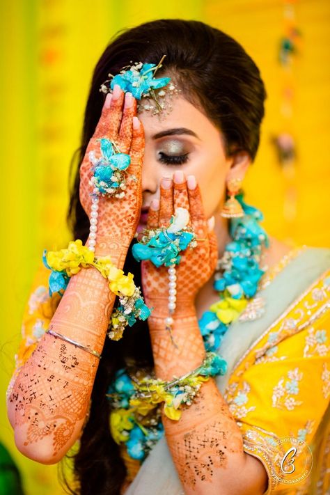 Haldi Photography Ideas, Haldi Poses For Bride, Haldi Photoshoot, Haldi Ceremony Outfit, Indian Bride Poses, Indian Bride Photography Poses, Haldi Outfits, Bride Photos Poses, Indian Wedding Poses