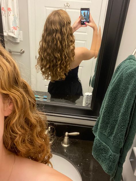 blonde curly wavy hair!!! #hair #curly #beachwaves #curlyhairstyles #curlyhair #curls #summer Wavy Hair Inspo Natural Curls, Wavy Wet Hair, Wavy Hair Blonde, Kayli Boyle, Wet Curls, Long Blonde Curly Hair, Curly Hair Inspo, Curly Wavy Hair, Blonde Wavy Hair