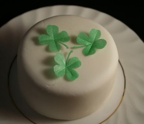 Edible Four Leaf Clover Clover Cake, Shamrock Cupcakes, Cream Frosting, Wafer Paper, Dessert Decoration, Buttercream Frosting, Chocolate Brownies, Four Leaf, Creative Cakes