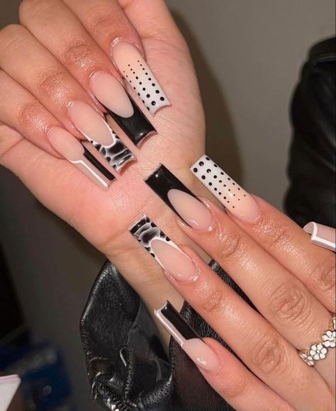 Black Acrylic Nails Designs Ideas, White And Black Nails Acrylic, Nail Art White And Black, Black White Acrylic Nails, Long Black Acrylic Nails Designs, Black And White Acrylic Nails Designs, Dope Nail Designs Black, White And Black Nails Design, Black White Nails Designs