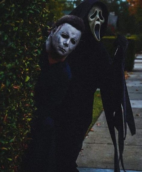 Friday The 13th Background, Michael Myers Aesthetic, Ghostface Icons, Michael Myers Ghostface, The Queen Of The Damned, Spooky Wallpaper, Horror Photos, Queen Of The Damned, Ghostface Scream