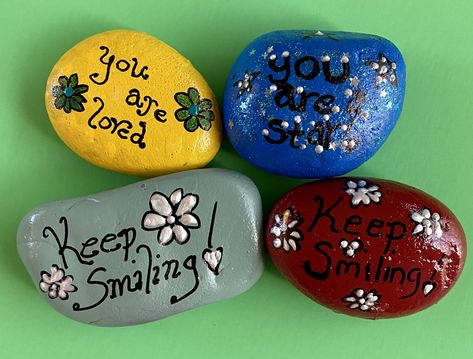 painted rocks with positive messages Painting Ideas For Kids Easy, Diy Rock Painting Tutorials, Rock Painting Ideas For Kids, Diy Rock Painting, Turtle Painted Rocks, Painting Ideas For Kids, Dollar Store Christmas Crafts, Rock Painting Tutorial, Diy Rock Art