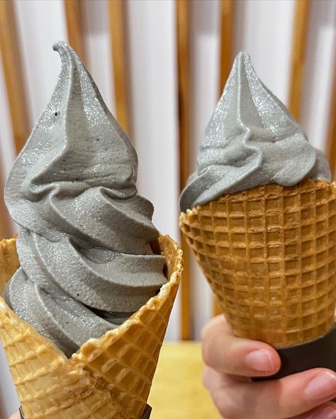 Werid flavour ice cream. Grey coloured food Sesame Ice Cream, Grey Food, Black Sesame Ice Cream, Flavor Ice, Black Sesame, Pretty Birthday Cakes, Popsicles, Birthday Cakes, Ice Cream