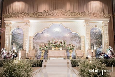 Wedding Ballroom Decorations, Pelaminan Jawa Modern, White Stage Decor, Background Pelaminan, Dekor Pelaminan Modern, Ballroom Wedding Decoration, Decoration Wedding Indoor, Decor Wedding Indoor, Modern Wedding Stage Design