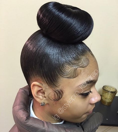 This bun goes viral every other day ☺️.. and she doesnt have a relaxer neither... just a good press. Thanks for all the love. Cute Bun Hairstyles, Dunner Wordend Haar, Hairstyles For Black Hair, Top Bun, Skai Jackson, Edges Hair, Pelo Afro, High Bun, Messy Bun Hairstyles