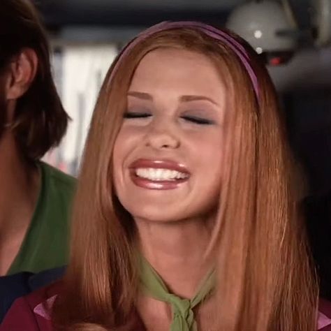 Sarah Michelle Gellar in Scooby-Doo (2002) Daphne Blake Sarah Michelle Gellar, Daphne Scooby Doo Movie, Daphne 2002, Daphne Makeup Scooby Doo, Daphne Blake Makeup, Sarah Michelle Gellar Daphne, Daphne Makeup, Steph Core, Daphne Scooby Doo