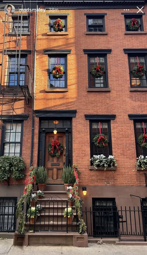 Townhouse Christmas Decor, Townhouse Christmas, Brooklyn Christmas, Christmas Street, Holiday Day, Clothes Fall, Coffee Shop Design, Cheap Things, Pretty Christmas