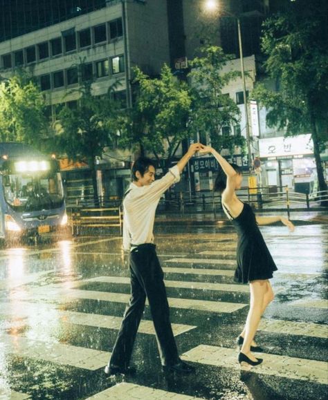 Couple Dancing Reference, Korean Engagement Photos, Dancing Reference, Couple In Rain, Couple Dancing Aesthetic, Emo Outfit, Korean Couple Photoshoot, Sisters Wedding, Pre Wedding Photoshoot Outdoor