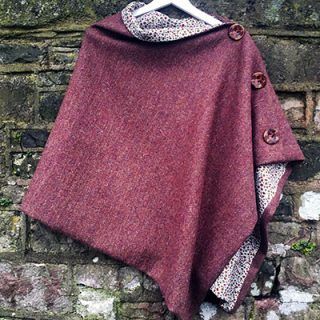 Skye Wrap | From Coolcrafting: Our Skye Wrap is an easy and stylish cover up, great over a jp and jeans. Make in your favourite tweed, line with something pretty, throw it on and go. Suitable for a beginner stitcher, it should be do-able in an hour or so. Poncho Pattern Sewing, Cape Pattern Sewing, Cape Pattern, Poncho Pattern, Wrap Pattern, Fabric Accessories, Clothes Sewing Patterns, Easy Sewing Projects, Harris Tweed