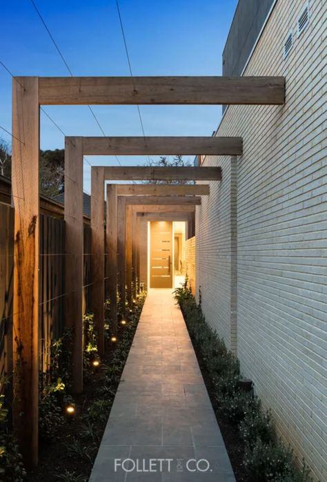 Entry Pathway Ideas, Front Of House Garden Bed, Outdoor Corridor Design, Front Yard Deck, Modern Front Entry, Pergola Wood, Garden Entryway, Modern Porch, Garden Decoration Ideas