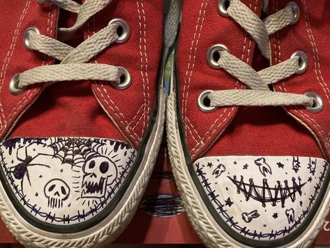 Red Converse Painting Ideas, Red Converse Drawing, Converse With Drawings, Shoe Doodles Converse, Drawing On Shoes Ideas, Converse Drawings, Converse Doodles, Diy Emo Clothes, Drawing On Shoes