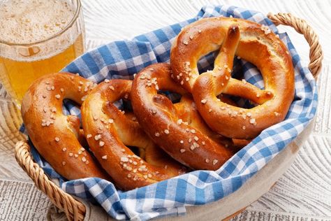 Joanna Gaines' Pretzel Recipe: You Won't Believe How Easy It Is - Blend of Bites Frozen Pretzels, Joanna Gaines Recipes, Pretzel Cheese, Soft Pretzel Recipe, Mochi Recipe, Bread Substitute, Kimbab, Homemade Pretzels, Cheese Dip Recipes