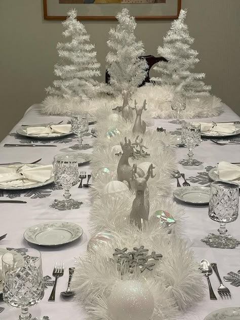 Silver Tablescape, Winter Wonderland Christmas Party, White Christmas Decorations, White Christmas Decor Ideas, White Christmas Party, Glam Christmas Decor, Pretty Christmas Decorations, Silver Christmas Decorations, Christmas Candle Decorations