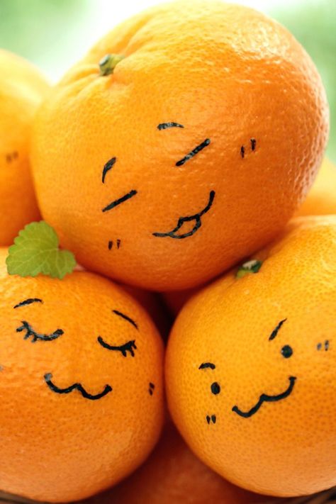 Draw on fruit! Take a orange, then Get a marker (any color... i suggest a darker color marker) and draw on it  Photo Credit: ? Pic from Google.com Funny Faces To Draw, Faces To Draw, Cafeteria Food, School Nutrition, Nutrition And Mental Health, Creative Snacks, Fruit Decorations, Easy Food Art, Drawing Faces