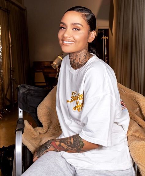 Kehlani Tattoo, Kehlani Instagram, Kehlani Parrish, Neck Tattoos Women, Neck Tattoos, Celebrity Biographies, Kehlani, Female Rappers, Woman Crush