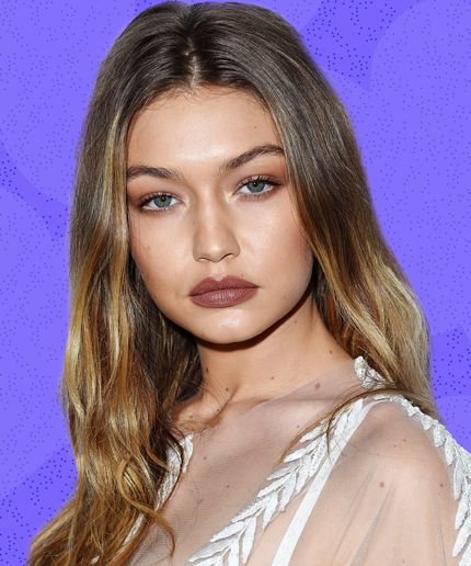 Gigi Hadid can't stop talking about Zayn Malik and their Vogue photo shoot. Gigi Hadid Beauty, Gigi Hadid Looks, Celebrity Beauty Secrets, Celebrity Makeup Looks, Gigi Hadid Style, Bright Red Hair, Brown Lipstick, Hair Vitamins, Hadid Style