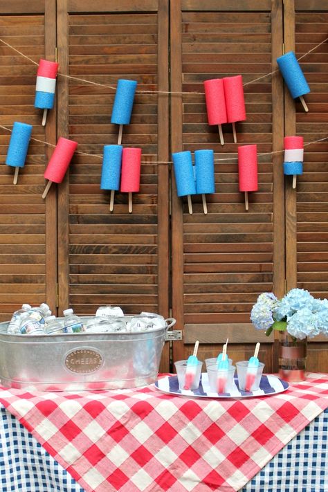 Pool Noodle Popsicle Banner - Such a fun idea for pool noodles! A simple red, white and blue pool noodle popsicle banner. This popsicle garland is so fun for a summer party. Pool Noodle Popsicle, Mason Jar Lanterns Diy, Jar Lanterns Diy, Popsicle Garland, Diy Bunting, Paper Flower Garland, Lanterns Diy, Popsicle Party, Mason Jar Lanterns