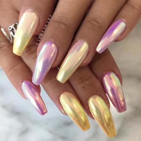 Chrome nails are a huge trend for 2019, we've rounded up 21 ways to wear them, from DIY chrome nail polishes to professional chrome acrylics. Chrome Coffin Acrylic Nails, Chrome Acrylics, Jan Nails, Cool Nails, Chrome Nail Polish, Opal Nails, Chrome Nail, Shiny Nails, Round Nails