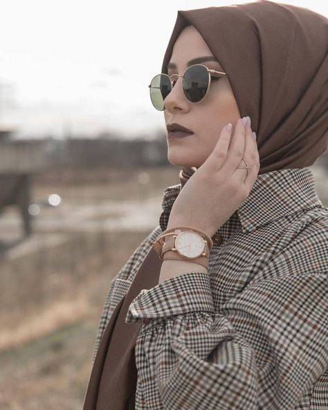 @rabiasikofficial Women With Glasses, Hijab Look, Teenage Girls, Photos Of Women, Model Fashion, Top 20, Hijab Fashion, We Heart It, Wallpapers