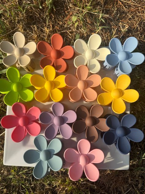 Colourful Clips Hairstyle, Cute Clips, Claw Clips Aesthetic, Aesthetic Clips, Flower Claw Clips, Flower Clip Hairstyles, Cute Claw Clips, Flower Claw Clip, Claw Clips