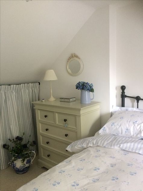 Costal Grandma Bedroom Ideas, Coastal Vintage Bedroom, Costal Room Aesthetic, Beach Condo Bedroom, Coastal Bedrooms Aesthetic, Costal Grandma Aesthetic Room, Coastal Room Aesthetic, Coastal Grandmother Bedroom, Coastal Grandma Bedroom