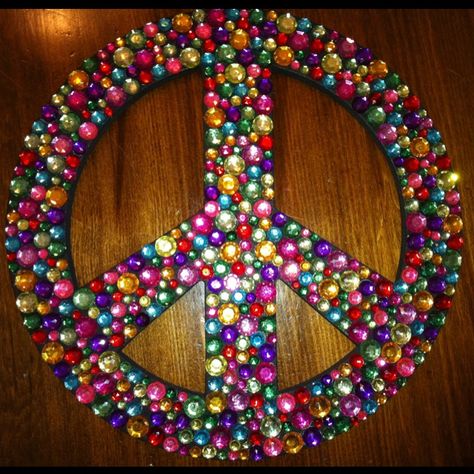 Bling'd Peace Sign 60's Party, Peace Wreath, Love Crafts, Peace Sign Art, Hippie Culture, Peace Love Happiness, Give Peace A Chance, Hippie Peace, Peace Art