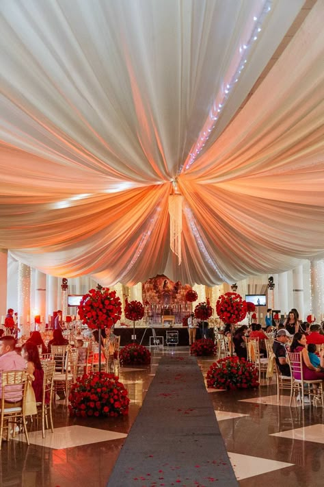 Fiesta de 15 años La Bella y la Bestia - Edgar Ipiña Fotografía Decoraciones De Quinceanera Ideas, Ideas De 15, Sweet 15 Decorations, Draping Ceiling, Red Quinceanera Theme, Quinceanera Venue, Beauty And The Beast Quince, Quinceanera Red, Quince Decor