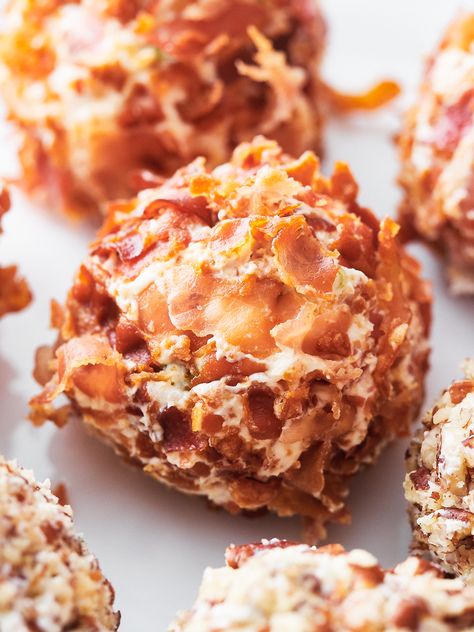 Bacon Cream Cheese Balls - Delice Recipes Cream Cheese Ball Dip, Cream Cheese Recipes Dinner, Cream Cheese Balls, Cream Cheese Balls Recipe, Cream Cheese Snacks, Cheese Ball Dip, Dessert Cheese Ball, Cream Cheese Puffs, Tasty Appetizers