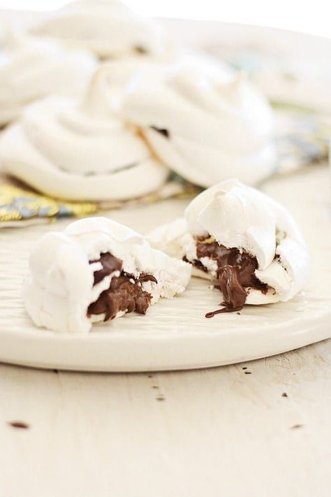 Light and sweet Nutella Meringue. Every bite is filled with thick gooey Nutella. Easy Nutella Meringue recipe that anyone can make at home | rasamalaysia.com Nutella Snacks, Meringue Desserts, Meringue Recipe, Rasa Malaysia, Nutella Recipes, Eat Dessert First, Easy Delicious Recipes, Easy Delicious, Eat Dessert