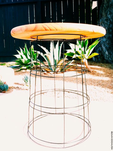 Tomatoe Cage, End Table Ideas, Patio End Table, Diy Bank, Hand Painted Chairs, Wire Table, Diy Outdoor Furniture Plans, Lawn Furniture, Backyard Furniture