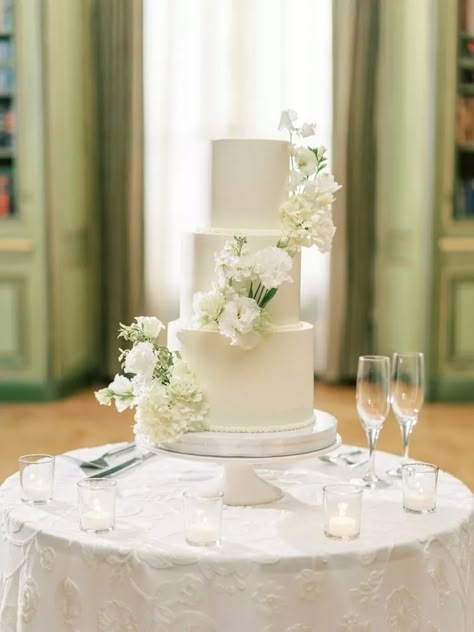 Wedding Cake Table Ideas Elegant Simple, White Cake Flowers, White Wedding Cake Ideas, Simple White Wedding Cake, Brides Table, Wedding Cake Setting, Meridian House, Classic White Wedding, Twilight Vibes