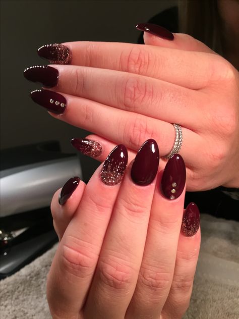 Nail Extension Designs Dark Colour, Nail Art Kulit Hitam, Red Wine Nails Design Burgundy, Kutek Maroon, Nail Art Maroon Elegant, Nail Art Merah Maroon, Nailart Maroon, Nail Art Merah, Nail Maroon