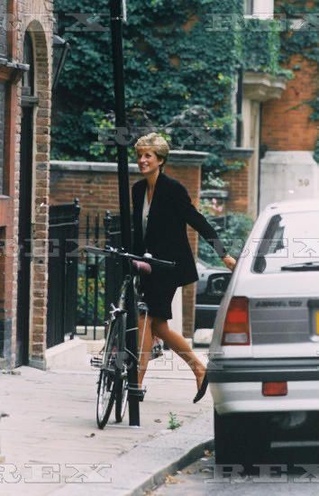 ALL PRINCESS DIANAστο X: ""Prince Charles helps Lady Diana Spencer perfect her fly fishing skills c. 1979 https://t.co/MblljnqLvn / X Nelson Shanks, Diana Paparazzi, London Art Studio, Prince Diana, Princess Diana Rare, Diana Williams, Prins William, Spencer Family, Prins Harry