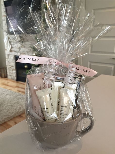 Mary Kay Gift Baskets, Mary Kay Gift Basket Ideas, Makeup Gift Ideas, Mary Kay Gift Sets, Kosmetyki Mary Kay, Mary Kay Christmas, Mary Kay Inspiration, Mary Kay Holiday, Mary Kay Gifts