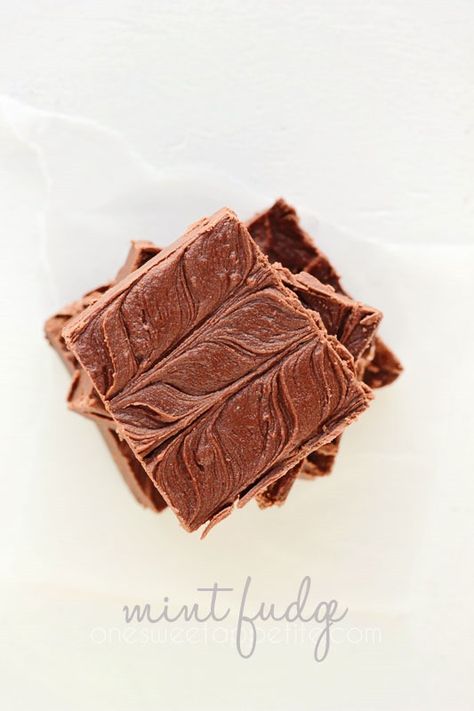 2 ingredient mint fudge Quick Fudge Recipe, German Chocolate Fudge, Mint Chocolate Fudge Recipe, Mint Fudge Recipe, Mint Chocolate Fudge, Mint Fudge, 2 Ingredient Fudge, Cookies And Cream Fudge, Milk Chocolate Frosting