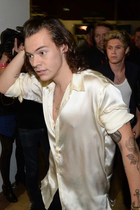 Harry Styles 2014, Prince Hair, Silk Shirt Men, Niall And Harry, Silky Shirt, Glam Party, Harry Styles Photos, Satin Shirt, Glitz And Glam