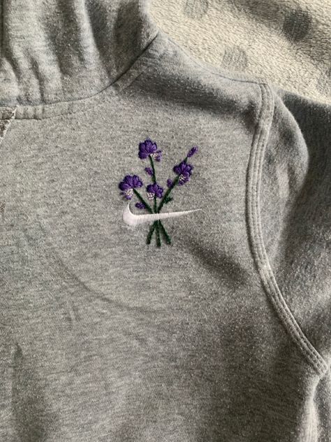 Simple Embroidery Designs Hoodie, Simple Hoodie Embroidery, Nike Flower Embroidery Sweatshirt, Grey Sweatshirt Embroidery, Shirt Flower Embroidery, Nike Hoodie Embroidery, Cute Embroidered Hoodies, Hoodies Embroidery Designs, Nike Hand Embroidery