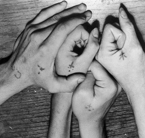 PACHUCOS / 1940'S / CROSS TATTOO Cross Tattoo On Hand, Gang Tattoos, Cross Hands, Brown Pride, Tattoo Hand, Sign Of The Cross, Gang Member, Hand Images, Christian Symbols