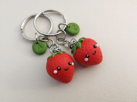 Mseal Clay Keychain, Strawberry Clay Keychain, Clay Key Chains Diy, Clay Ideas For Friends, Clay Keychain Diy Best Friends, Cute Clay Keychain Ideas, Keychain From Clay, Polymer Clay Projects To Sell, Polymer Clay Keychains Diy